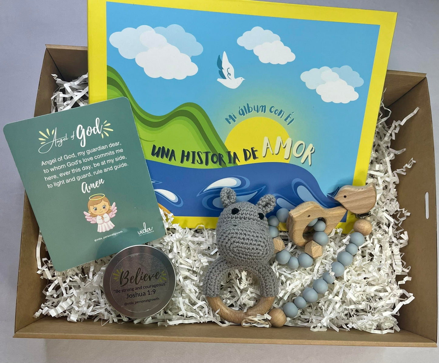 Álbum de fotos y libro de recuerdos católicos (español) | Caja de regalo para baby shower | Regalo católico | Clip para chupete | Sonajero de crochet | Tarjeta de oración