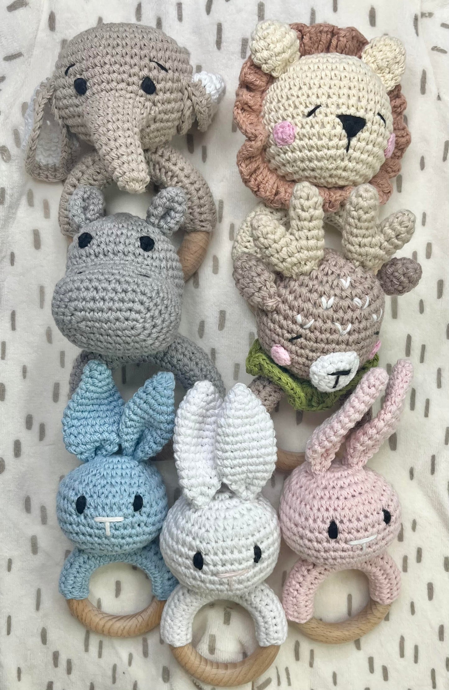 Álbum de fotos y libro de recuerdos católicos (español) | Caja de regalo para baby shower | Regalo católico | Clip para chupete | Sonajero de crochet | Tarjeta de oración