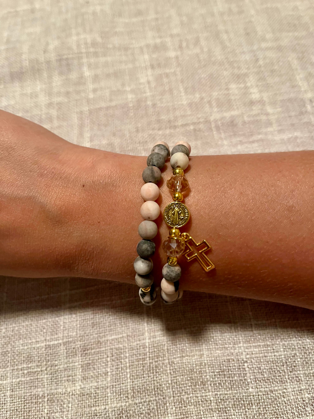 Pulsera de rosario elástica hecha a mano con cuentas, pulsera de rosario elástica colombiana, regalos católicos, medalla católica de San Benito