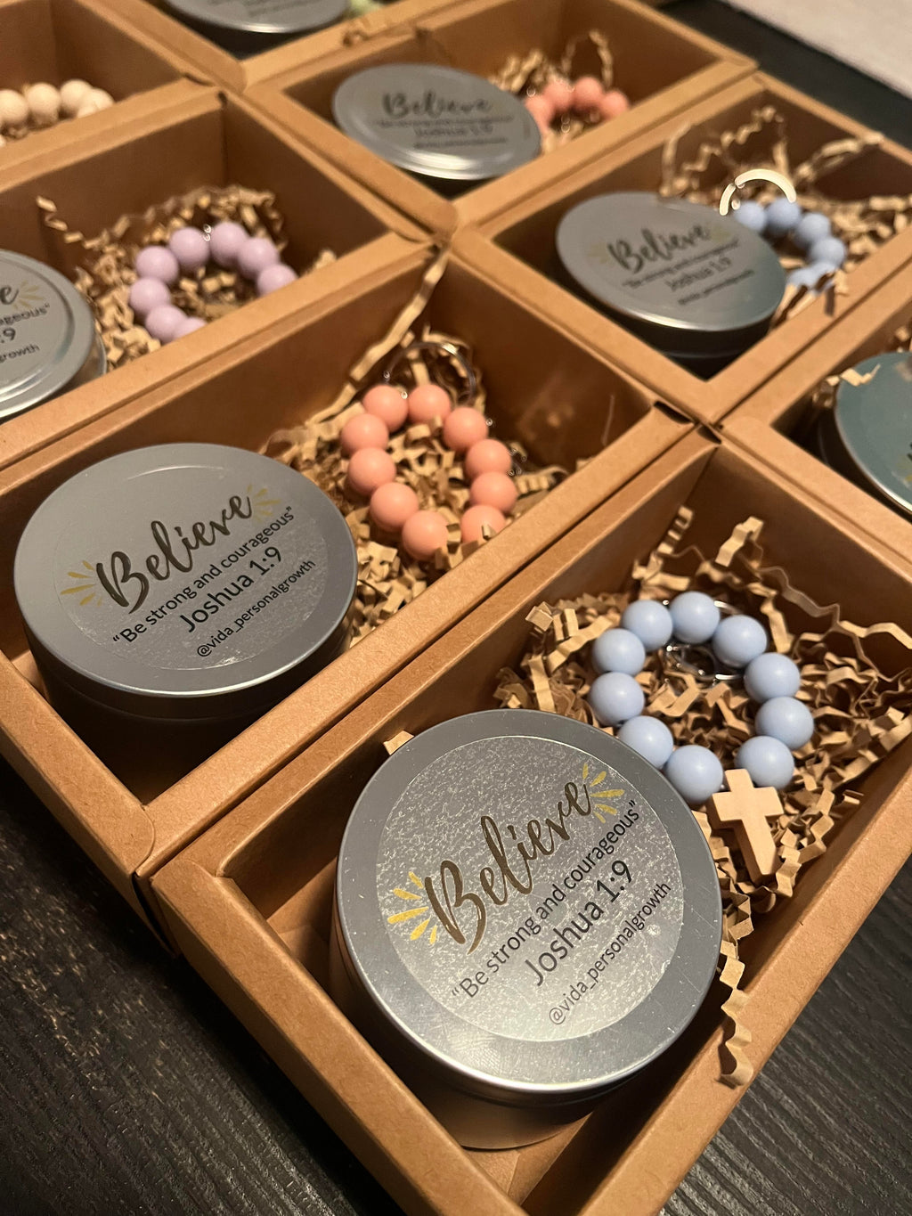 Regalos católicos, regalo de confirmación, regalo de bodas, vela de cera de soja, llavero de década, favores del rosario, caja de regalo católica