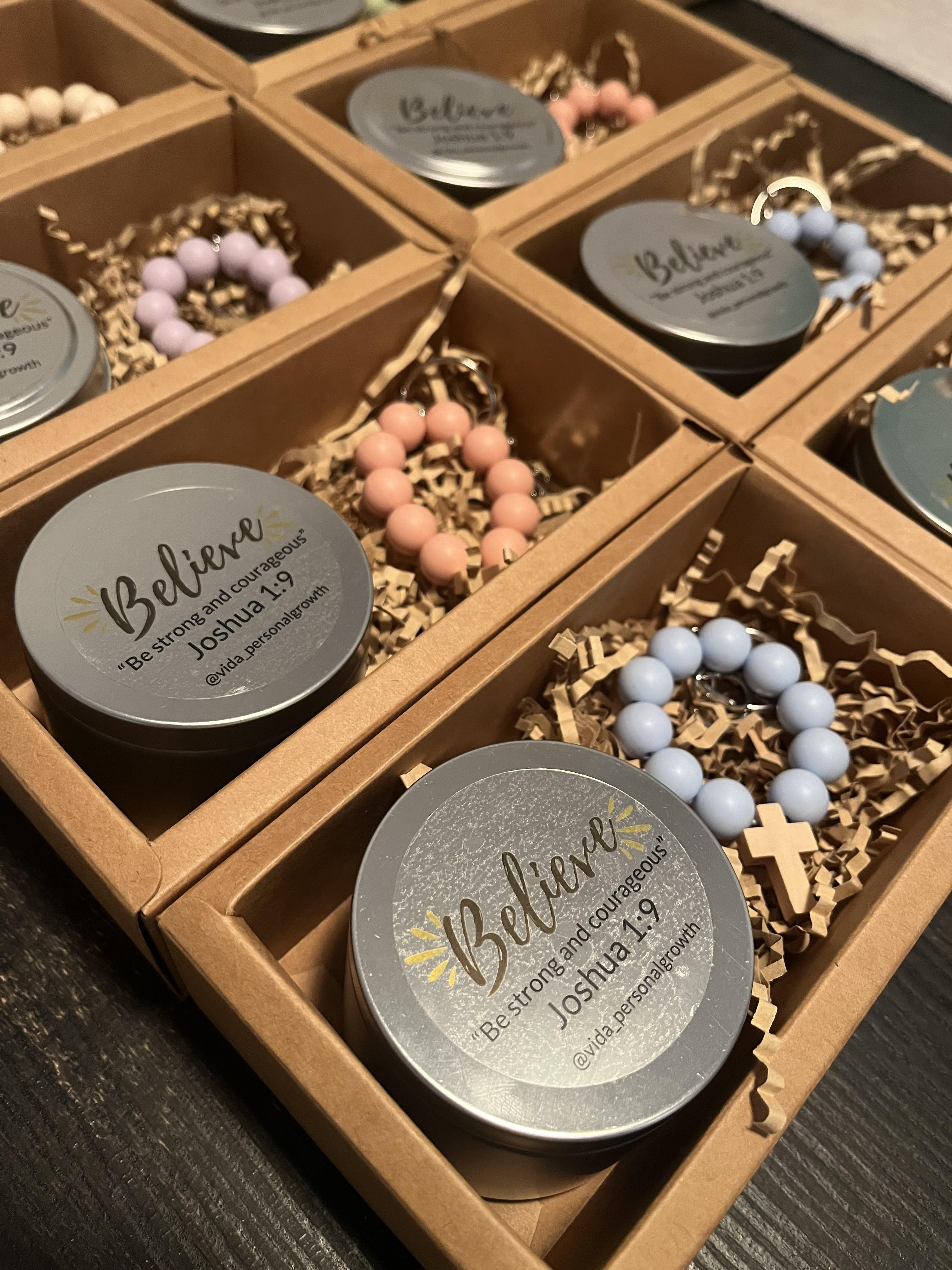 Regalos católicos, regalo de confirmación, regalo de bodas, vela de cera de soja, llavero de década, favores del rosario, caja de regalo católica