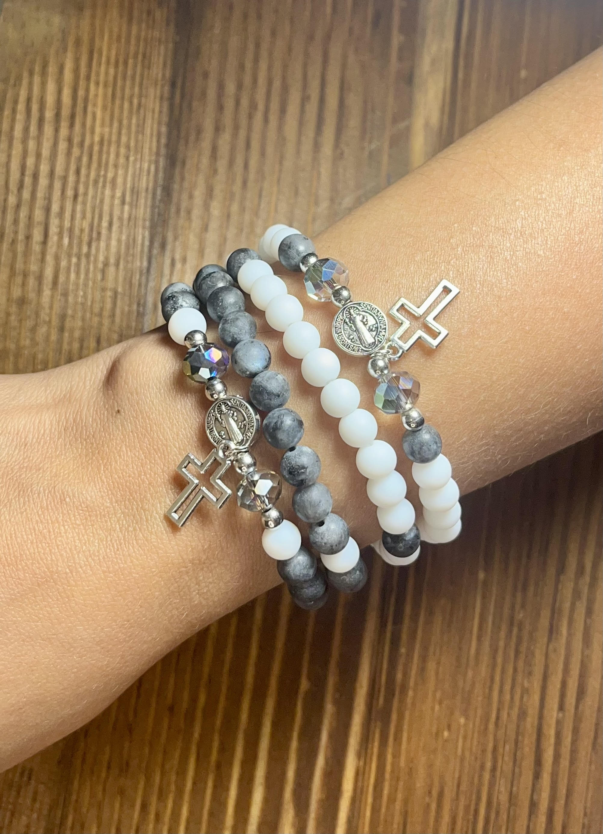 Pulsera de rosario elástica hecha a mano con cuentas, pulsera de rosario elástica colombiana, regalos católicos, medalla católica de San Benito